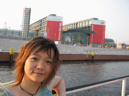 Miaomiao on the tour boat on the Spree river, with a view on the south side of the Berlin Hauptbahnhof railway station, under construction