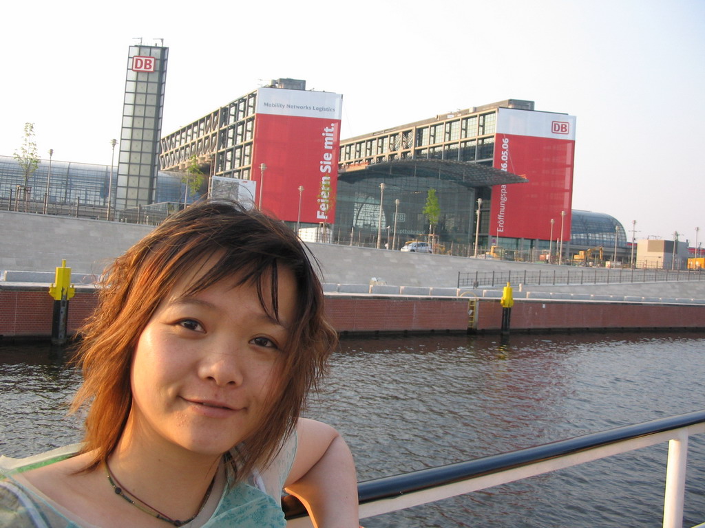 Miaomiao on the tour boat on the Spree river, with a view on the south side of the Berlin Hauptbahnhof railway station, under construction