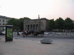 Horses and carriage in front of the Neue Wache memorial at the Unter den Linden street