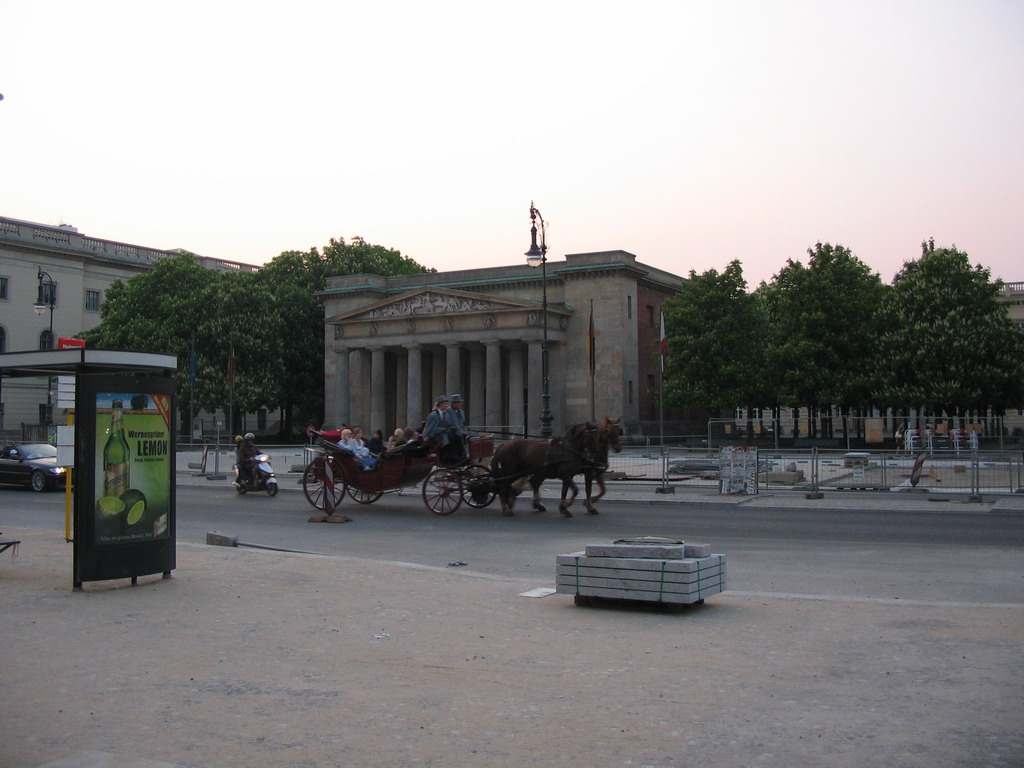 Horses and carriage in front of the Neue Wache memorial at the Unter den Linden street