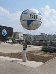 Miaomiao with the Welt Balloon at the Zimmerstraße street
