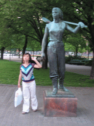 Miaomiao with a statue at the Rathausstraße street
