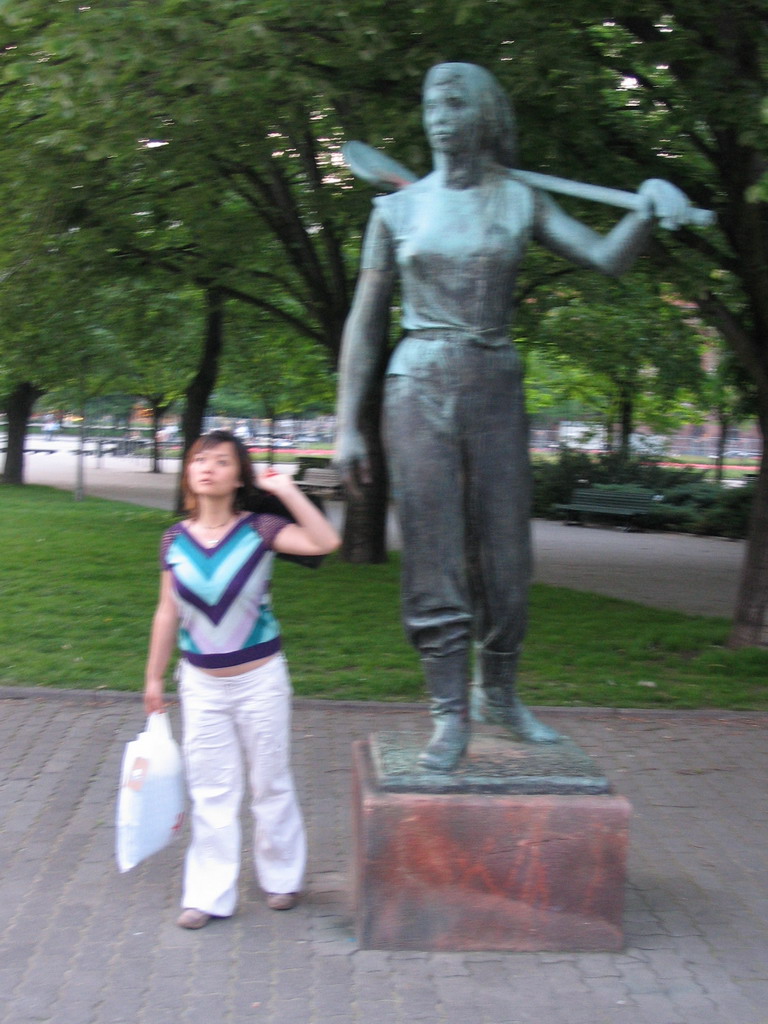 Miaomiao with a statue at the Rathausstraße street