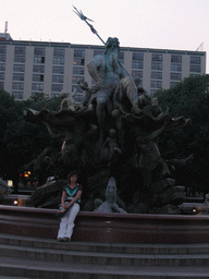 Miaomiao at the Neptunbrunnen fountain, at sunset