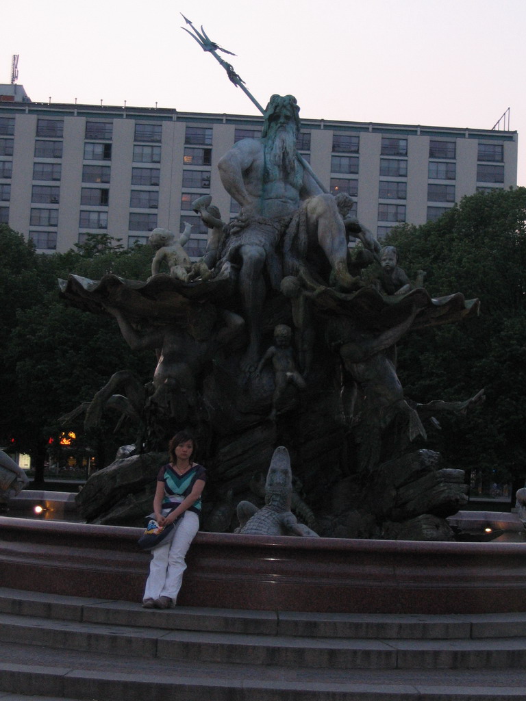 Miaomiao at the Neptunbrunnen fountain, at sunset