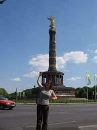 Miaomiao with the Victory Column at the Großer Stern square