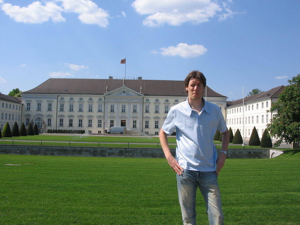 Tim in front of the Bellevue Palace at the Spreeweg street