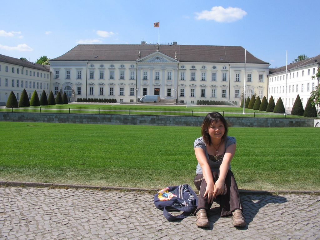 Miaomiao in front of the Bellevue Palace at the Spreeweg street