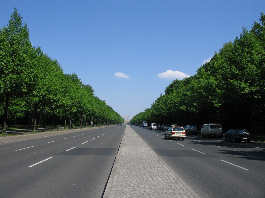 The Straße des 17. Juni street and the Brandenburger Tor gate