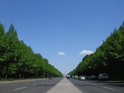 The Straße des 17. Juni street and the Brandenburger Tor gate