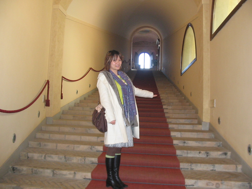 Miaomiao at the main staircase of the La Rocca castle