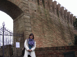 Miaomiao in front of the gate at the outer square of the La Rocca castle