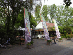 The entrance to BestZoo at the Broekdijk street