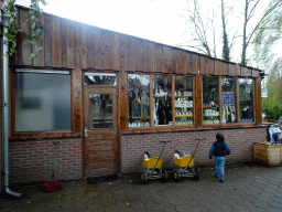 Max in front of the building with the restaurant and souvenir shop at BestZoo