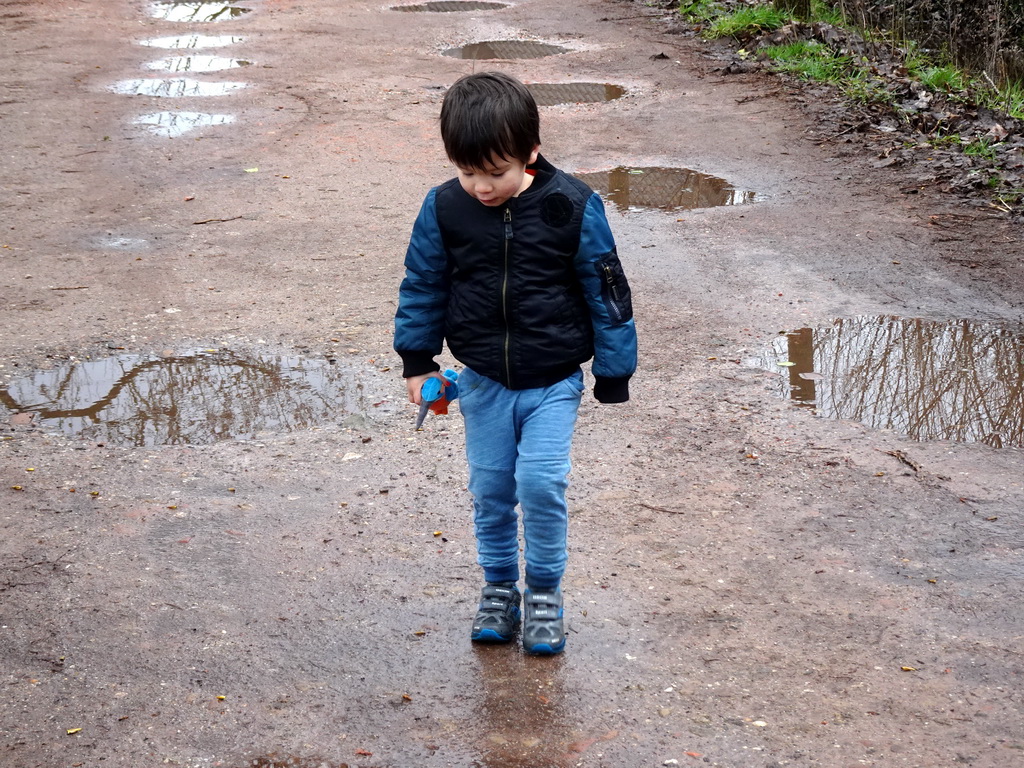 Max with a Kingfisher toy at the Molenkampseweg street