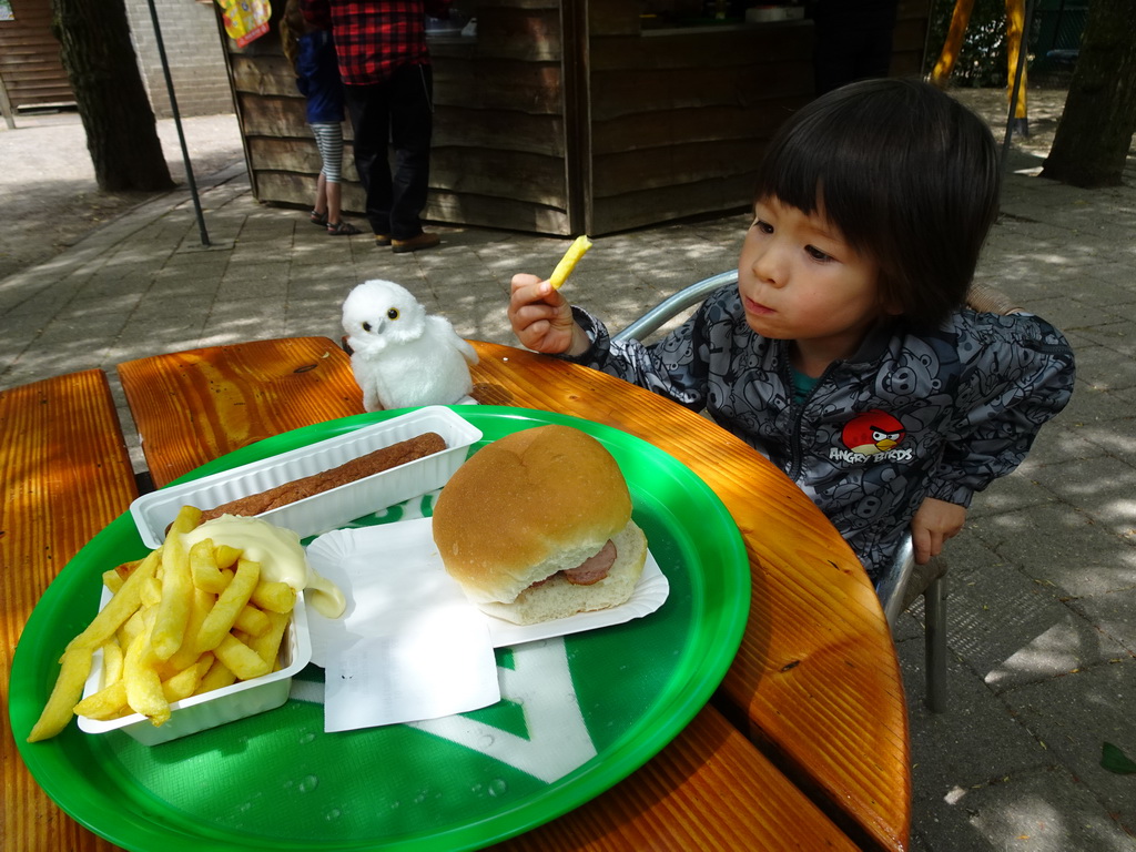 Max having lunch at the restaurant at the playground at BestZoo
