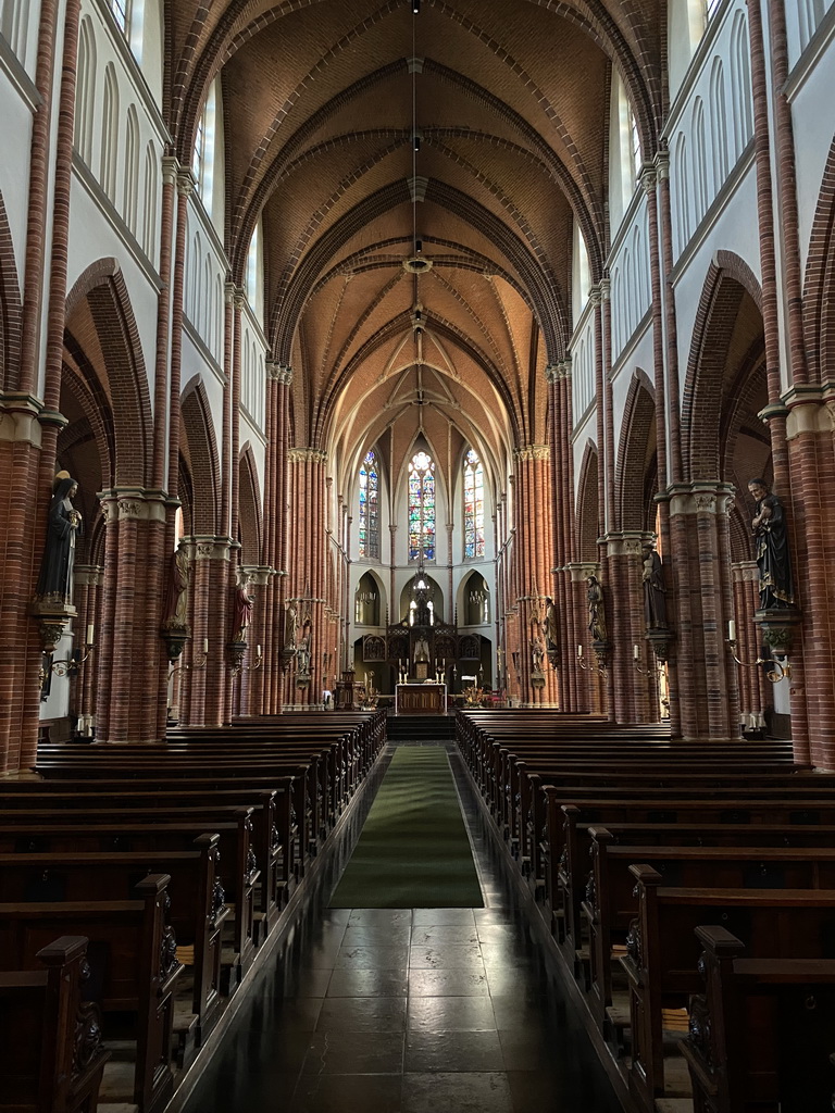 Nave, apse and altar of the Sint-Odulphuskerk church