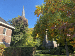 Southwest side of the Sint-Odulphuskerk church at the Kerkhofpad street