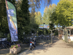 The entrance to BestZoo at the Broekdijk street