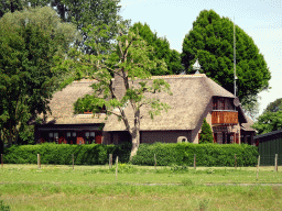 Building at the southwest side of the Jachthaven van Oversteeg harbour, viewed from the parking lot at the Deeneplaatweg street