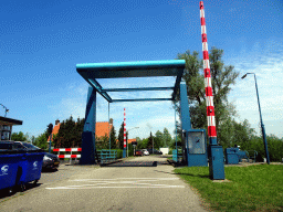 The Spieringsluis sluice, viewed from the car on the Deeneplaatweg street