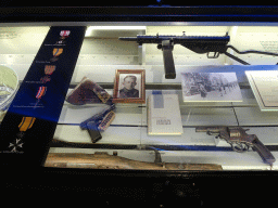 Guns, medals and other items related to the resistance during World War II, at the Biesbosch MuseumEiland, with explanation