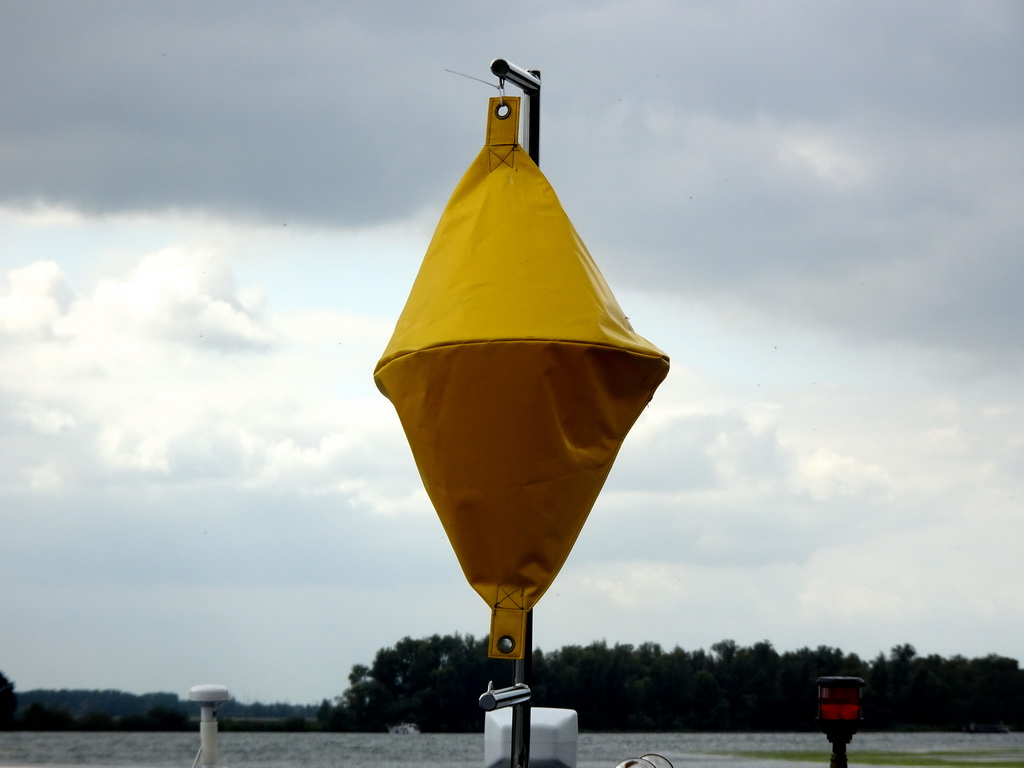 Yellow diamond at the front of the Fluistertocht tour boat on the Gat van de Buisjes lake