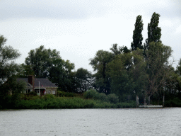 House along the Gat van den Kleinen Hil lake, viewed from the Fluistertocht tour boat