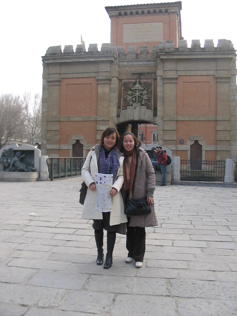 Miaomiao and her friend in front of the Porta Galliera gate at the Piazza XX Settembre square