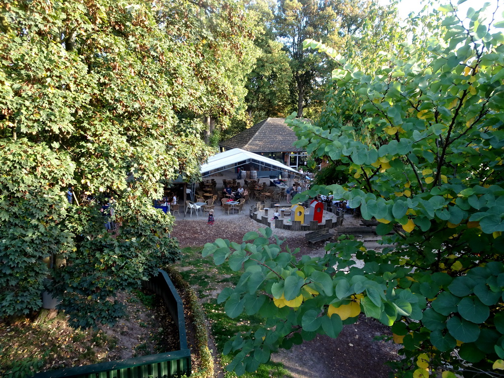 The Horeca `t Uulke restaurant and the Speelweide `t Aepke playground at the Kasteelpark Born zoo, viewed from the watchtower