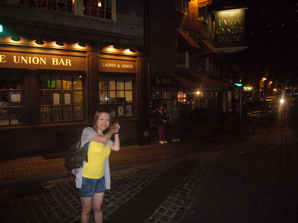 Miaomiao at the Ye Olde Union Oyster House restaurant, by night