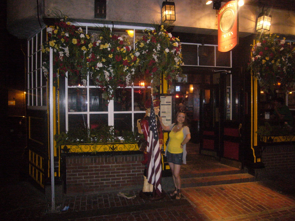 Miaomiao at the Green Dragon Tavern, by night