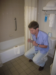 Tim on the toilet of our room in the hotel Best Western Roundhouse Suites