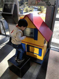 Max playing in the hallway from the Dinohal building to the Museum building of the Oertijdmuseum