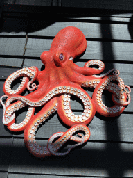 Statue of an Octopus in the hallway from the Dinohal building to the Museum building of the Oertijdmuseum