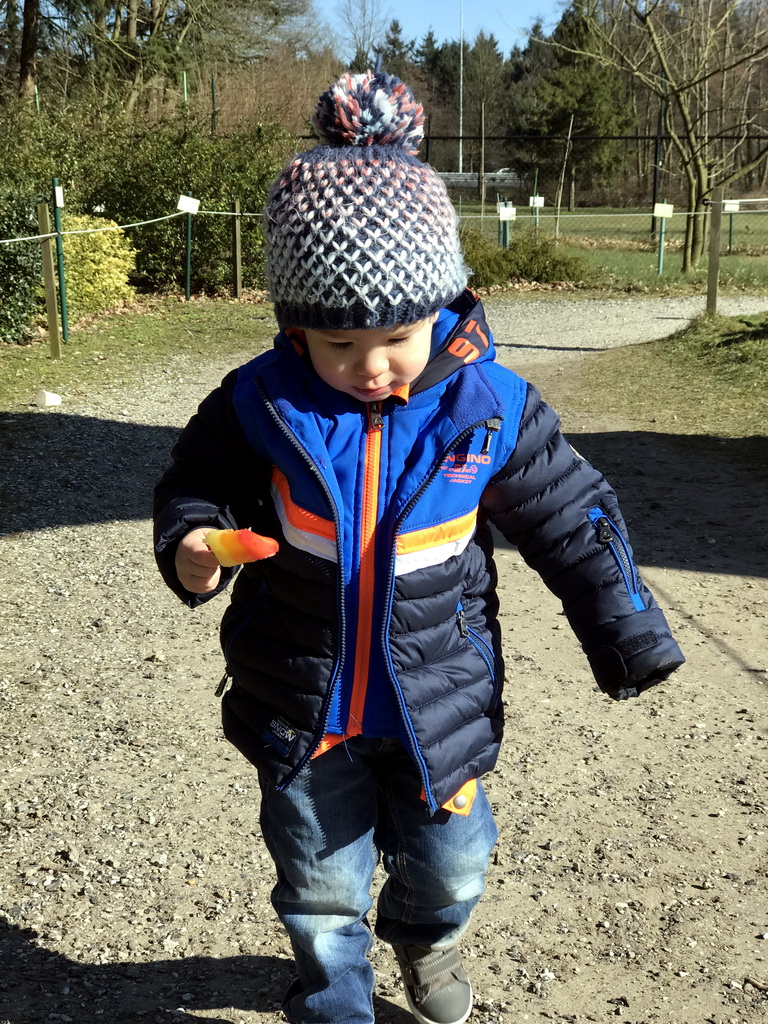 Max with an ice cream in the Garden of the Oertijdmuseum