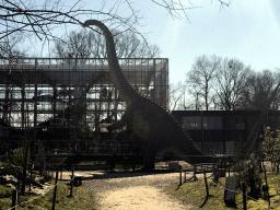 Statue of a Diplodocus in front of the Dinohal building in the Garden of the Oertijdmuseum, with explanation