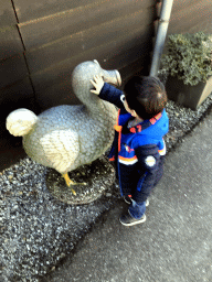 Max with a statue of a Dodo at the entrance to the Oertijdmuseum at the Bosscheweg street