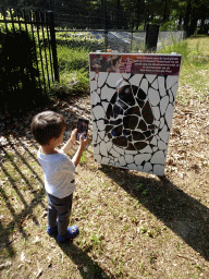 Max playing with the Dino Hunter Boxtel app at the entrance to the Oertijdmuseum at the Bosscheweg street