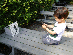 Max playing with the Dino Hunter Boxtel app in the Garden of the Oertijdmuseum