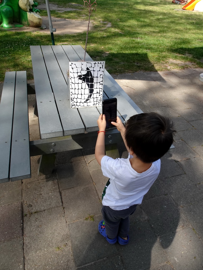 Max playing with the Dino Hunter Boxtel app in the Oertijdwoud forest of the Oertijdmuseum