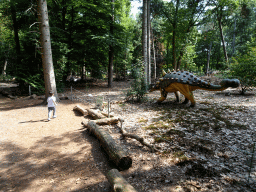 Max with a statue of an Euoplocephalus in the Oertijdwoud forest of the Oertijdmuseum, with explanation