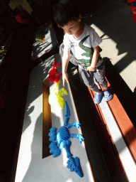 Max with puzzles in the hallway from the Dinohal building to the Museum building of the Oertijdmuseum