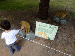 Max with statues of Thylacines in the Garden of the Oertijdmuseum, with explanation
