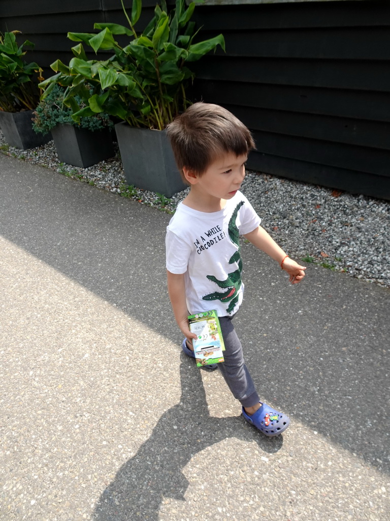 Max in front of the entrance to the Oertijdmuseum at the Bosscheweg street