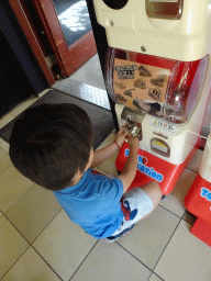 Max with a toy vending machine at the restaurant at the Lower Floor of the Museum building of the Oertijdmuseum