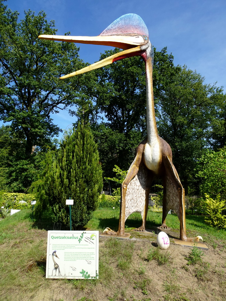 Statue of a Quetzalcoatlus at the Garden of the Oertijdmuseum, with explanation