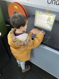 Max playing a game at the Middle Floor of the Dinohal building of the Oertijdmuseum