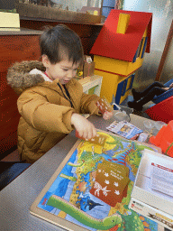 Max playing Dinosaue Quartets at the hallway from the Dinohal building to the Museum building of the Oertijdmuseum