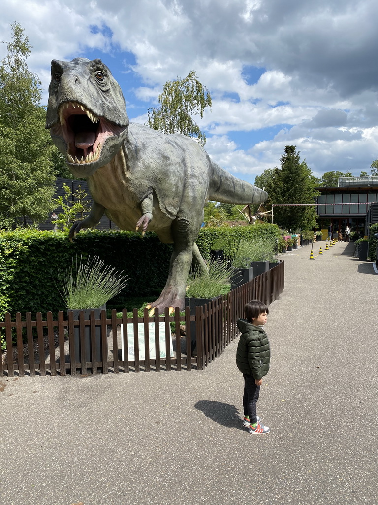 Max with a statue of a Tyrannosaurus Rex at the entrance to the Oertijdmuseum at the Bosscheweg street